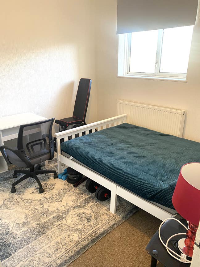 Bright double room for rent near White City tube Main Photo