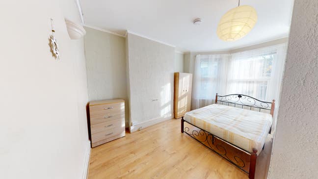 Double Room for 1 Person . All Bills Included Main Photo