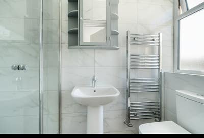 4 Double Rooms (1 Ensuite) + 1 Single – Bills Inc  Main Photo