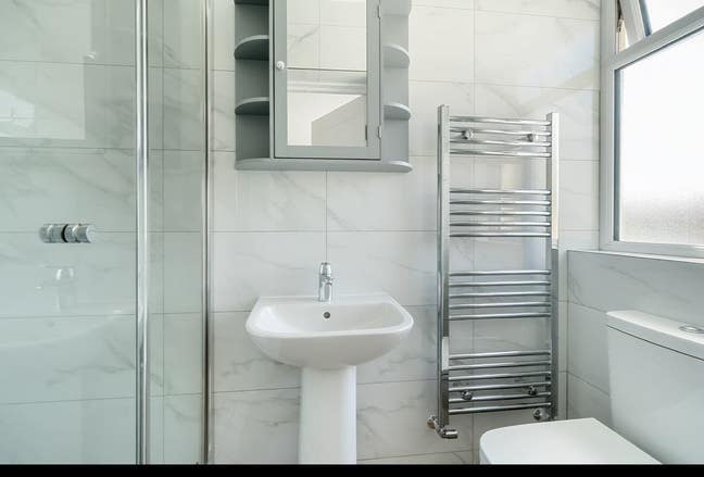 4 Double Rooms (1 Ensuite) + 1 Single – Bills Inc  Main Photo