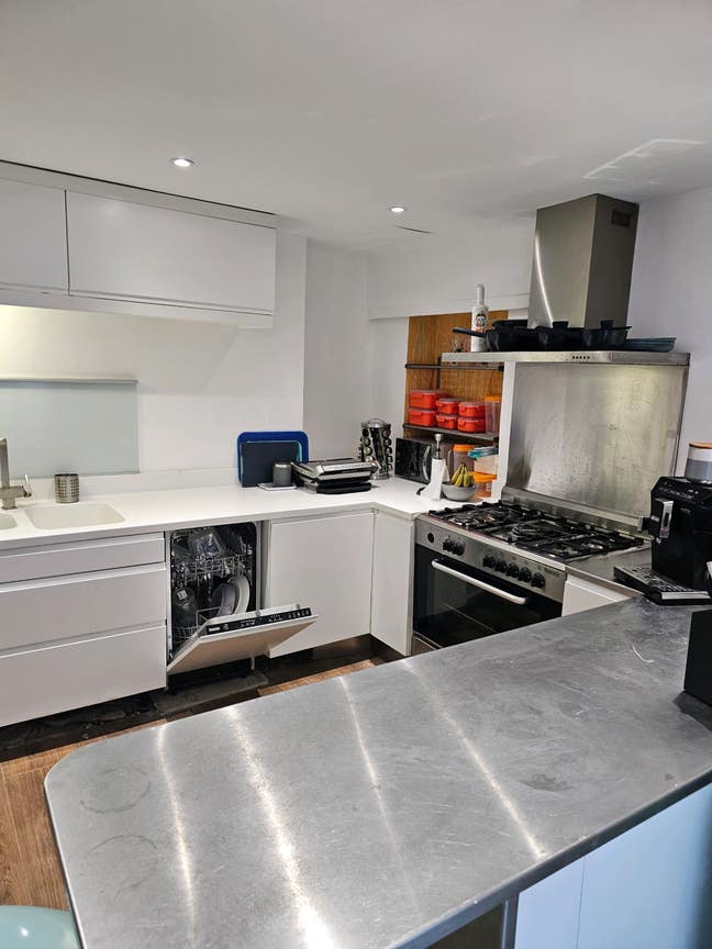 Double Room with own personal bathroom off street  Main Photo