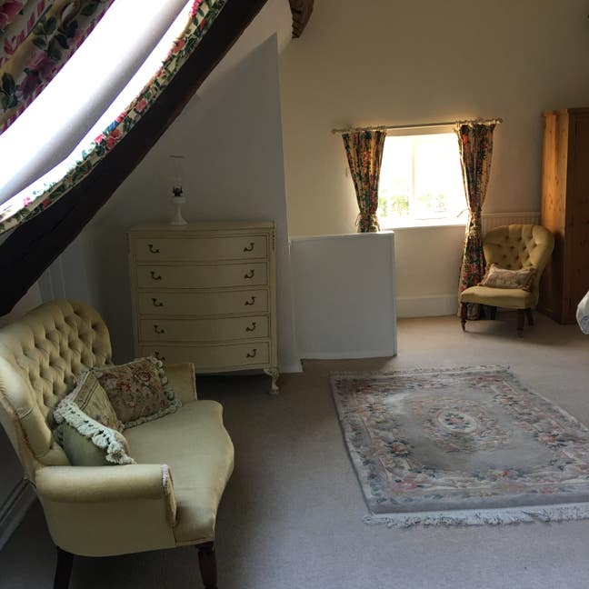 Huge bedroom with on suite and private lounge Main Photo