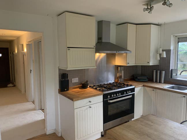 double room in modern house opp DGH,  Main Photo
