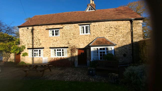 Short Term Room in Charming Cottage with Study Main Photo