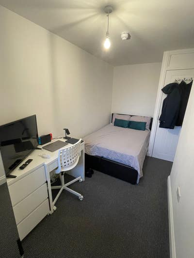 Lovely Double Room XL En-suite - Close to station Main Photo