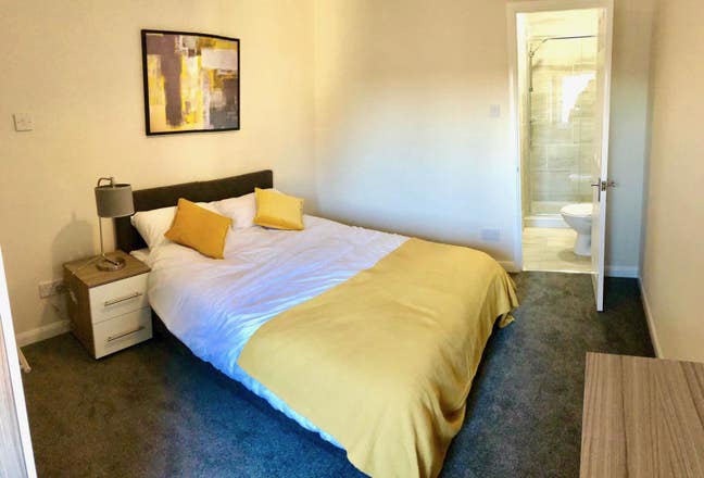 Spacious en-suite close to city  Main Photo