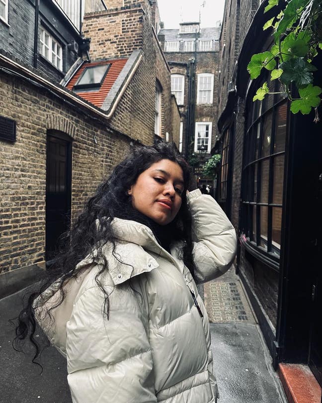 I am a professional female aged 27, working i... Main Photo