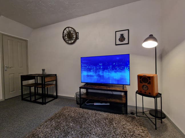 Lovely & Immaculate Townhouse Close to JLR Main Photo