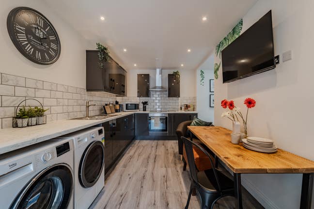 ** New Luxury STUDIO En Suite -All Bills Included! Main Photo