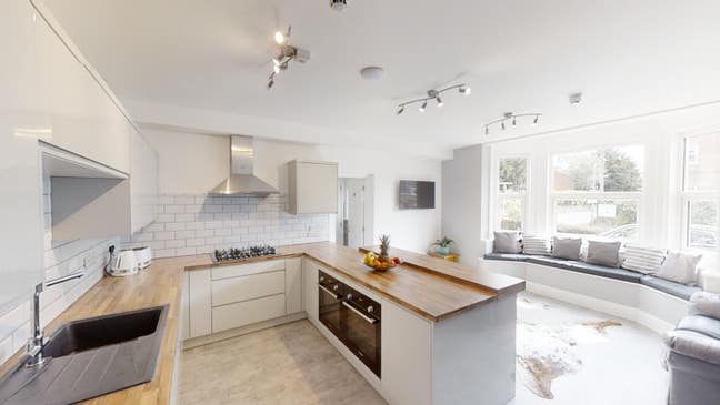 En suite room - premium HMO with parking available Main Photo