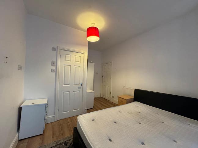 A Smart and Modern Single Bedroom with En-suite Main Photo