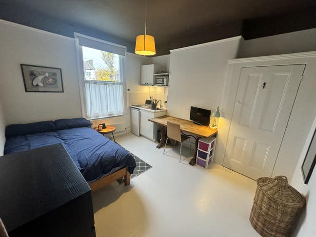 Bedsit/Studio room to let in family house  Main Photo