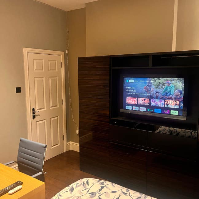 Spacious double room with shared bathroom  Main Photo