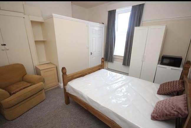 Double Bedroom, Bills Included  Main Photo