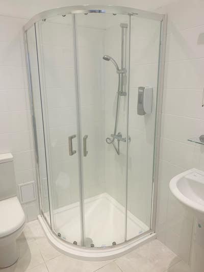 Smaller en-suite room with 3/4 bed.  Main Photo