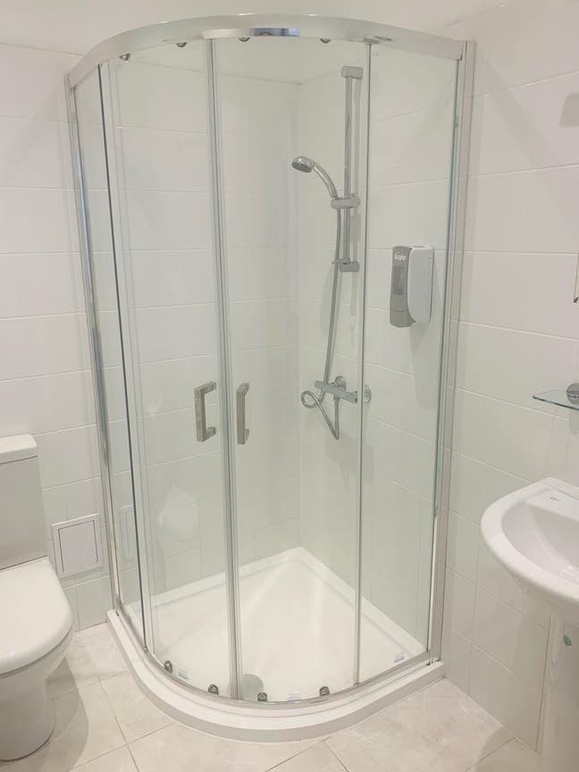 Smaller en-suite room with 3/4 bed.  Main Photo