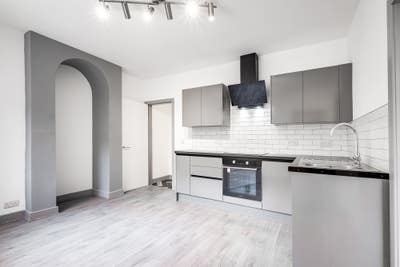 Stunning New Refurbished Apartment Available Now Main Photo