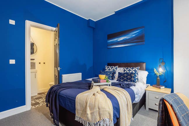 Double Ensuite Room Close to the Ge Hospital! Main Photo