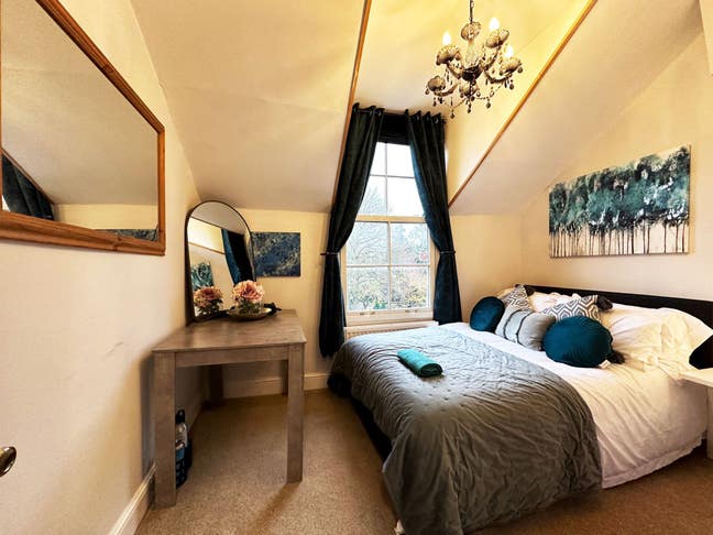 **Amazing central Windsor flat: 1 May 2026 Main Photo