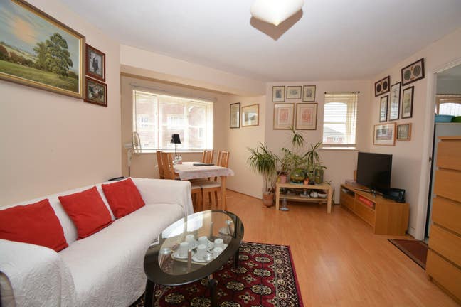 🚨 Spacious room with Living room Main Photo