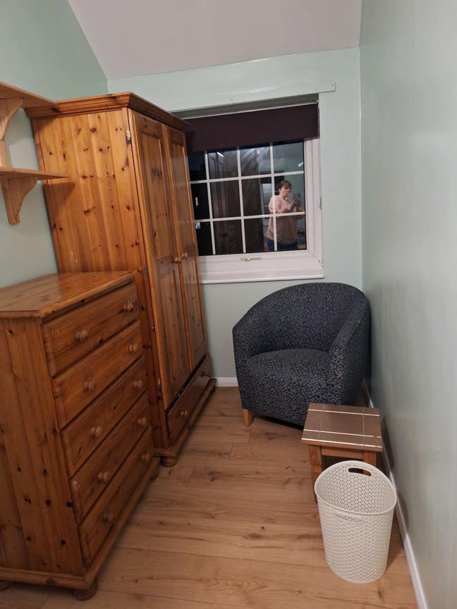 Single room in family home Main Photo