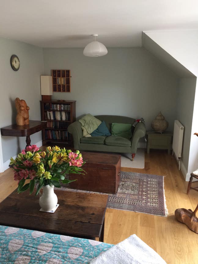 Large room in house with yoga studio Main Photo