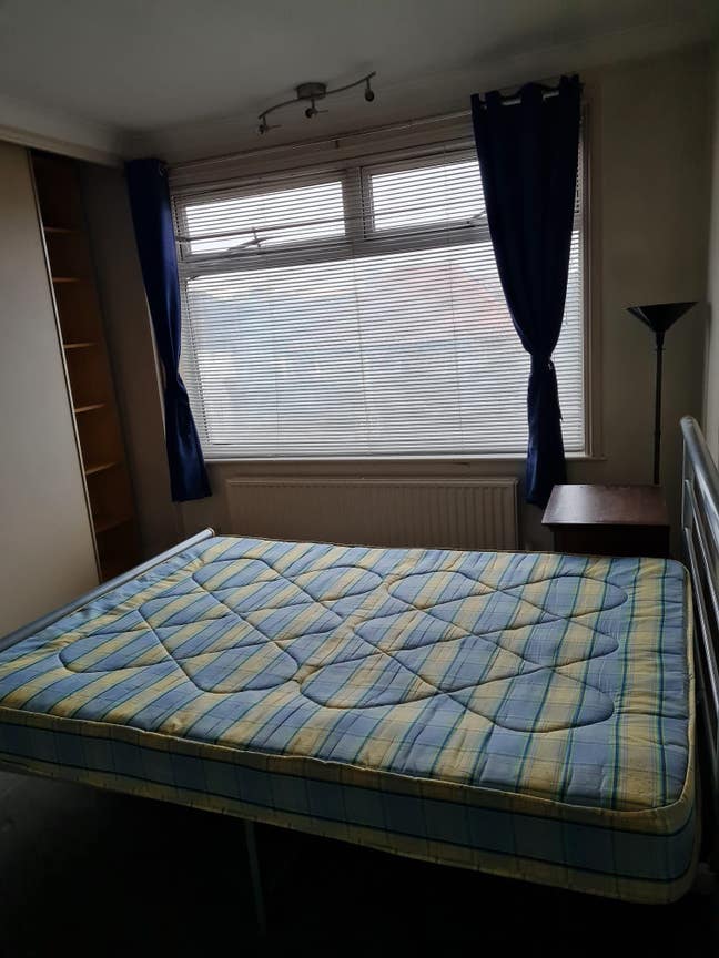 Cosy room to rent for one professional Main Photo