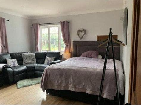 Spacious double room in quiet country location Main Photo