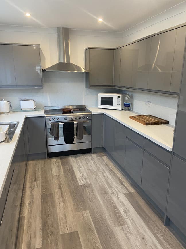 2 large double rooms available, private bathrooms Main Photo