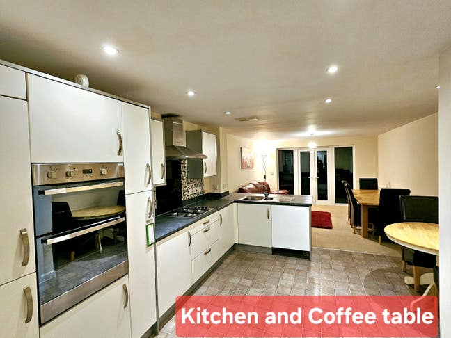 En-suite Rooms + Cleaning + Parking + New Built Main Photo