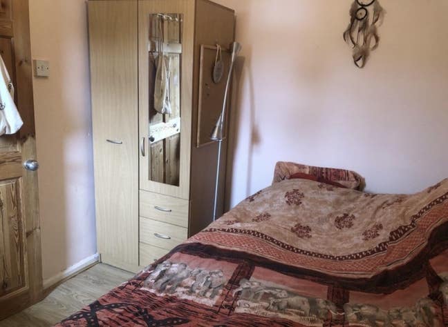 Lovely double bedroom in 3 bed house  Main Photo