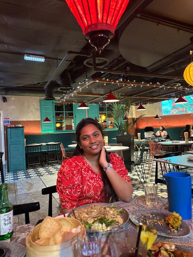 Female prof seeking for a single or double room Main Photo