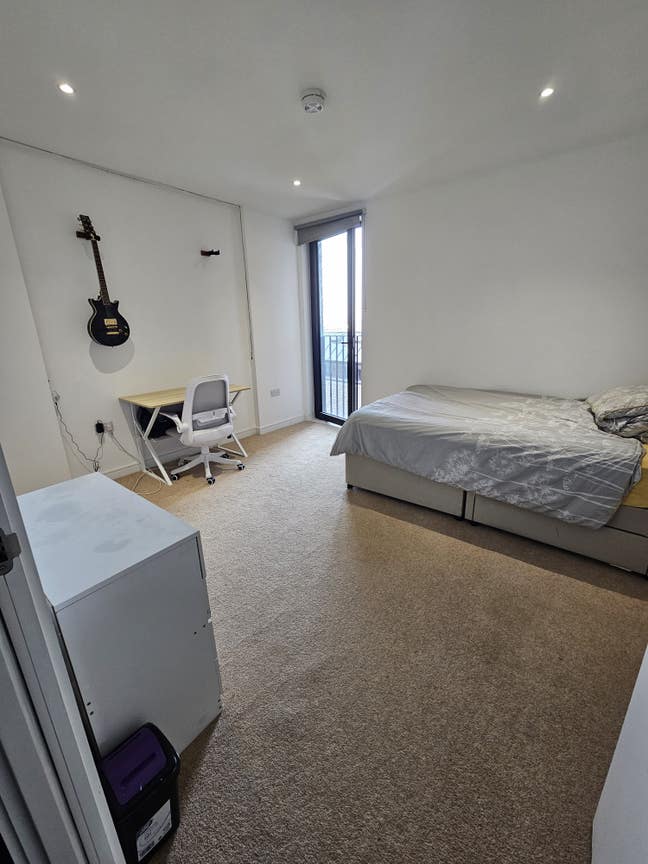 Large Double Room with Private Bathroom Main Photo