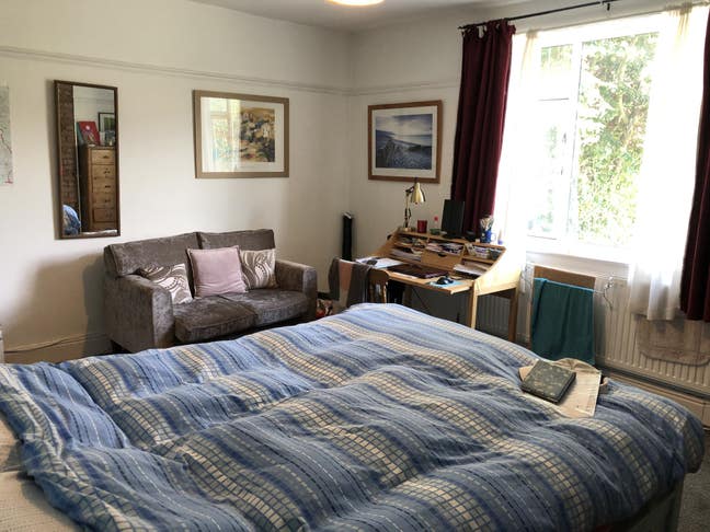 Large furnished room in city centre shared house Main Photo