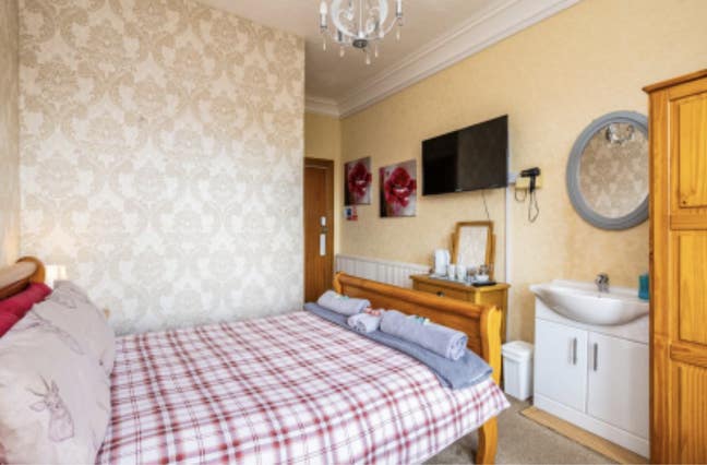 Cute, cosy double ensuite bathroom Main Photo