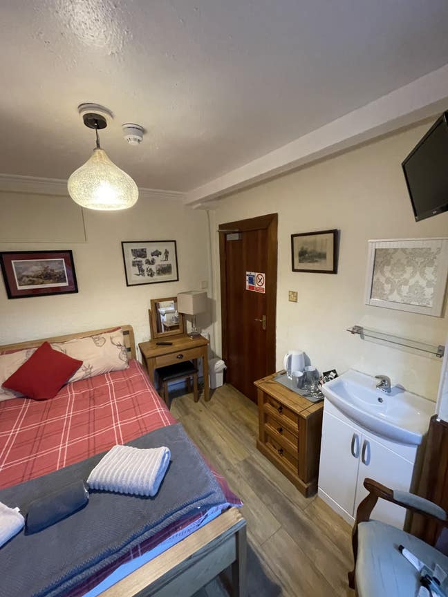 Cute, cosy small double Main Photo