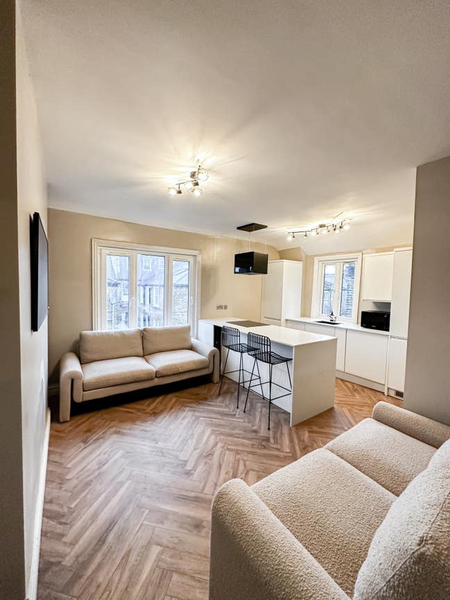 Luxury flat 2 mins from Clap North 🚉   Main Photo