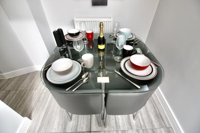 🏠 Hythe Road - Modern House Share in Old Town Main Photo