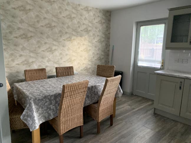 Room to rent in modern spacious house Main Photo