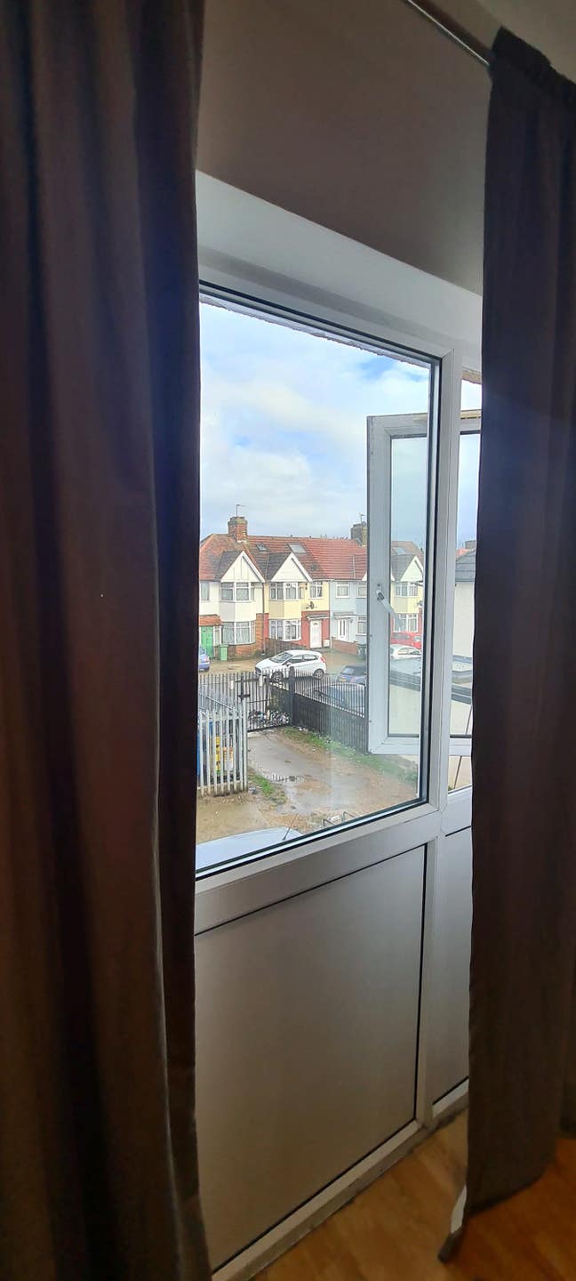 On alperton high street 2 mins to tube st. Main Photo