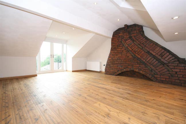 Large 3 bed duplex apartment - stunning location Main Photo