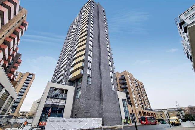 Fully furnished Large double bedroom available Main Photo