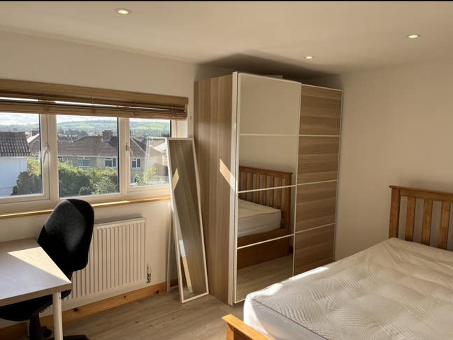 Lovely bright room in a family home with bathroom Main Photo