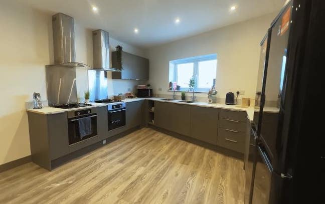 En-suite Double Bedroom including Bills Main Photo