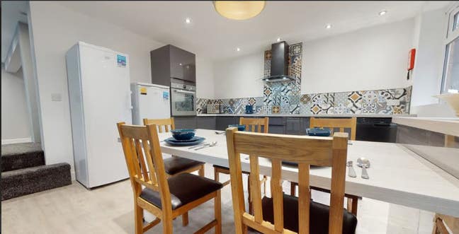 6 Bed Professional house in Headingley, 16RM  Main Photo