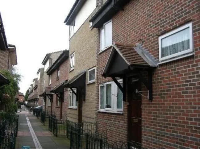 5 Bedroom Terrace Property in Desirable Catchment Main Photo