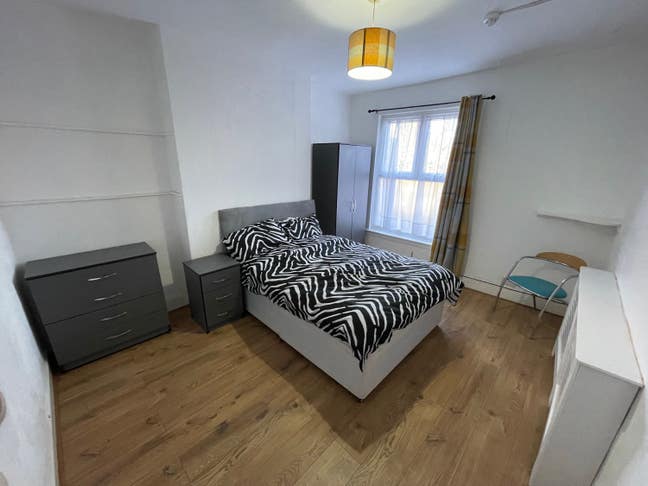 **Excellent Brand New Rooms** (No Students) Main Photo