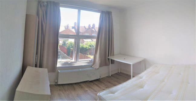 Large Double Room in Hendon – All Bills Included! Main Photo