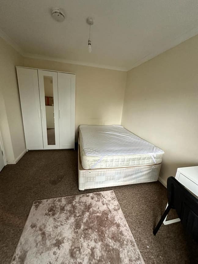 Newly refurbished double room for rent Main Photo