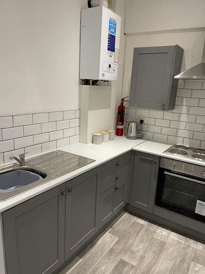 Brand newl refurbished 5 bedroom llanelli Main Photo
